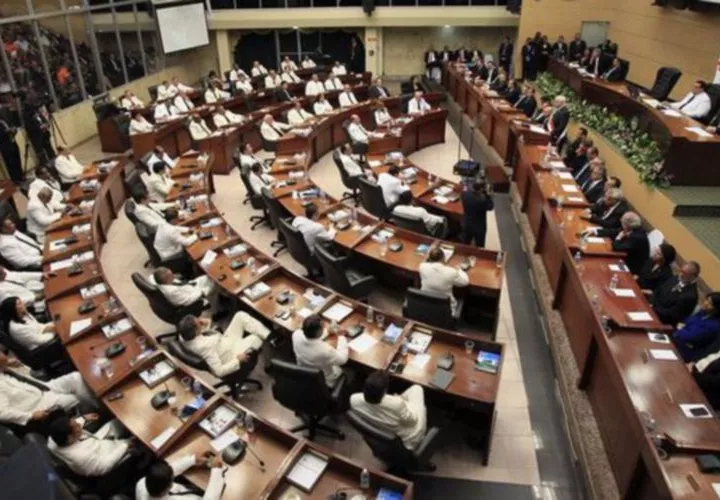 Para los diputados de la Comisión de Gobierno de la Asamblea Nacional, que comenzaron mal, muy mal, con lo del proyecto de reformas electorales. Aumentaron 1,000% el financiamiento privado a las campañas. O sea, que de salida acabaron precisamente en lo que no se quería. ¡Esta gente no se compone!