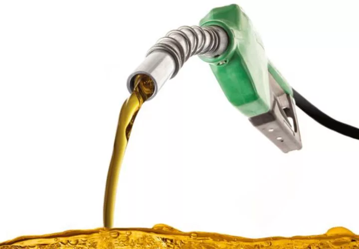 A los conductores particulares, comerciales y transportistas, puesto que mañana subirá el precio de los combustibles en todas sus variantes: gasolina de 95 octanos, gasolina de 91 octanos y diésel. Lo recomendable es llenar el tanque hoy y ahorrarse unos centavos, porque mañana estará más cara. 