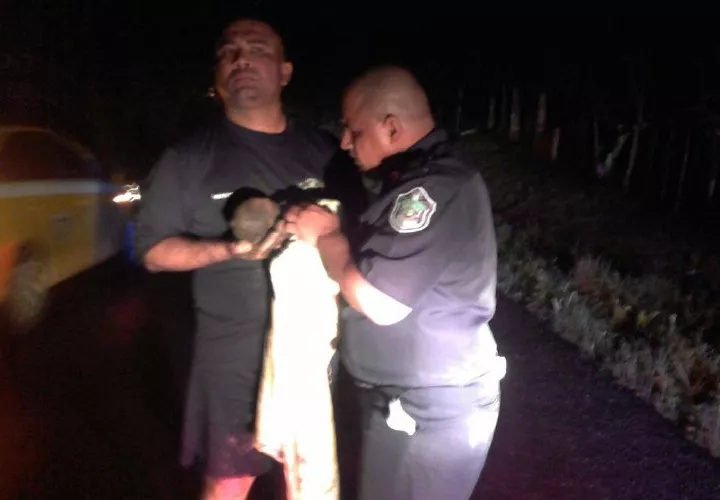 A los tenientes Daniel Reyes y José Antonio Solís; el sargento 1.° Juan De León y el sargento 2.° Alberto Rivas, quienes rescataron a un bebé recién nacido que cayó en una letrina en la comunidad de Piloncito, Mariato, provincia de Herrera. El bebé se recupera en la sala de Neonatología del Hospital Luis “Chicho” Fábrega en Veraguas.