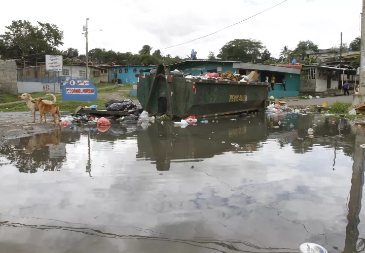 Moradores de Mano de Piedra en San Miguelito denuncian que las autoridades del distrito no les hacen caso ante el problema de aguas negras y basura que se acumula cerca del comisariato de la comunidad. Foto Edwards Santos Crítica 