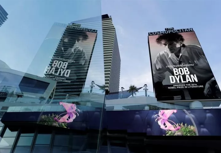 Vista de una marquesina con la imagen y el nombre del cantautor y poeta estadounidense Bob Dylan en el hotel Cosmopolitan de Las Vegas, Nevada.  /  Foto: EFE