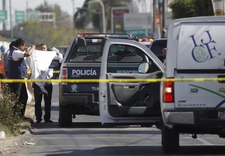 Los agresores dejaron en el suelo dos bolsas de plástico que contenían las manos que les fueron cortadas a las siete víctimas.  /  Foto: EFE