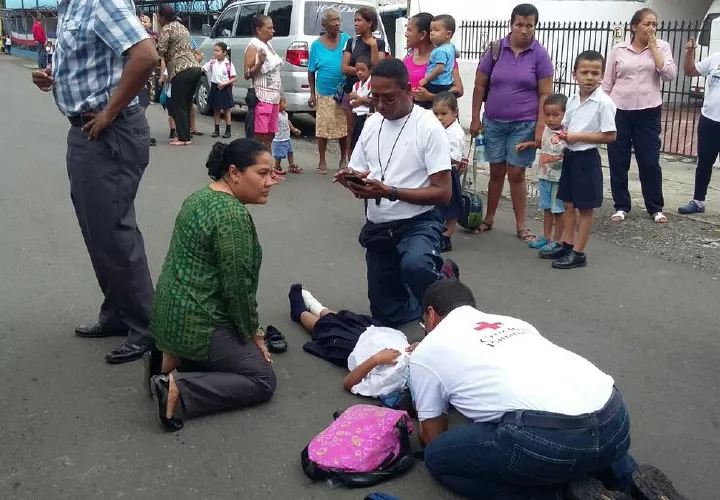 Para los conductores que andan por ahí a toda velocidad en zonas urbanas, sin contemplación en cuanto a los peatones. Solo veamos lo que sucedió frente a una escuela en Tocumen, en donde un conductor le pasó por encima de las piernas a una estudiante. ¡A este tipo hay que agarrarlo y aplicarle la ley!