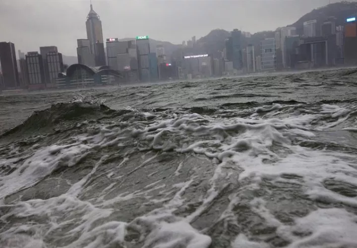 Vista general de aguas turbulentas frente al muelle Victoria en Hong Kong, China, hoy, 21 de octubre de 2016. /  Foto: EFE