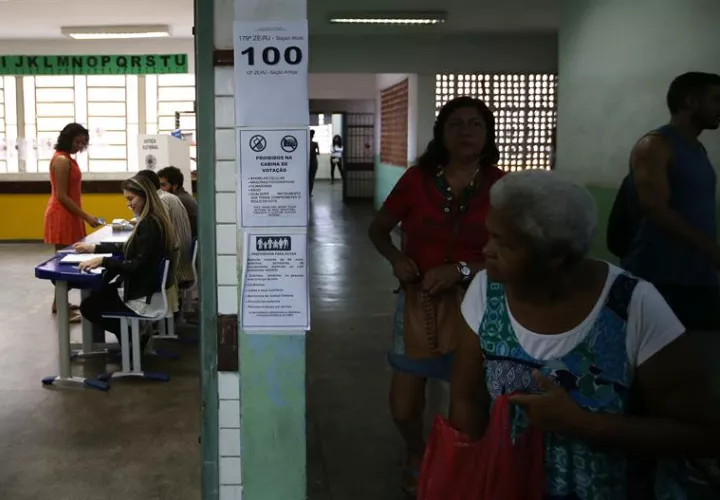 Los colegios electorales de Brasil abrieron sus puertas a las 08.00 hora local (10.00 GMT) para los comicios en los que se elegirán los alcaldes y concejales de 57 municipios.  /  Foto: EFE
