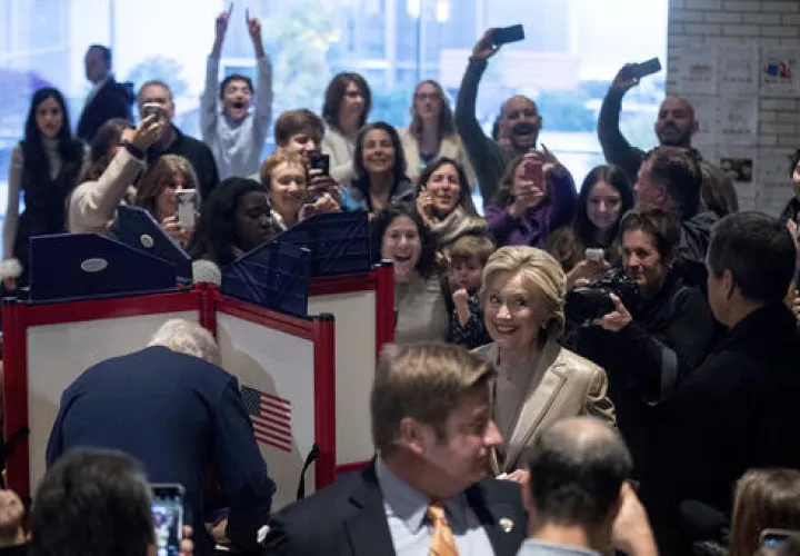 La candidata demócrata a la presidencia, Hillary Clinton, y su ex presidente Bill Clinton, hablan después de votar en Chappaqua, Nueva York, el martes, 8 de noviembre de 2016.   /  Foto: AP 