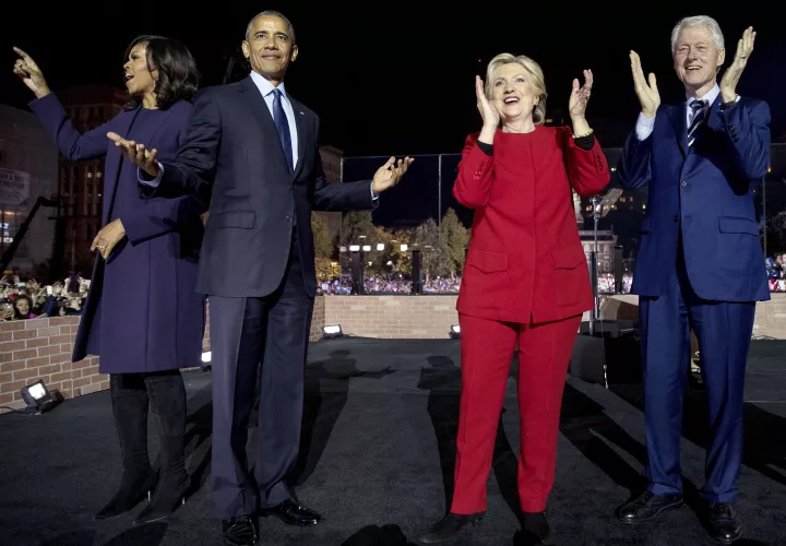 La candidata demócrata a la Casa Blanca, Hillary Clinton, y el presidente Barack Obama confiaron hoy en que EEUU apostará este martes por un futuro de esperanza e inclusión y rechazará el &quot;miedo&quot; y la división que representa la candidatura del republicano