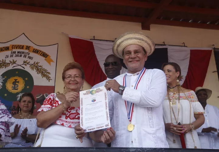 Para los ataques que grupos varelistas lanzaron en redes sociales contra nuestra mayor gloria deportiva, Roberto “Mano de Piedra” Durán, por haber enviado un saludo cariñoso al expresidente Ricardo Martinelli. Para atender los problemas nacionales no están, pero para montar campañas sucias, ¡ahí sí! 