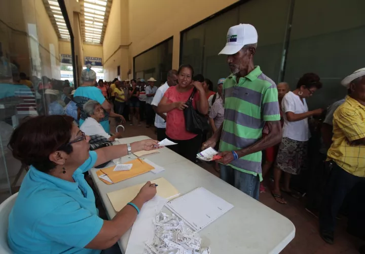 Para los 17 mil 7 beneficiarios del 120 a los 65 en Chiriquí, que reciben la Transferencia Monetaria Condicionada (TMC) a través del Banco Nacional, pues del 14 al 18 de noviembre se estará llevando a cabo la entrega de las Tarjetas Clave Social en un horario de 7:00 a.m. hasta las 3:00 p.m. ¡No se duerman!