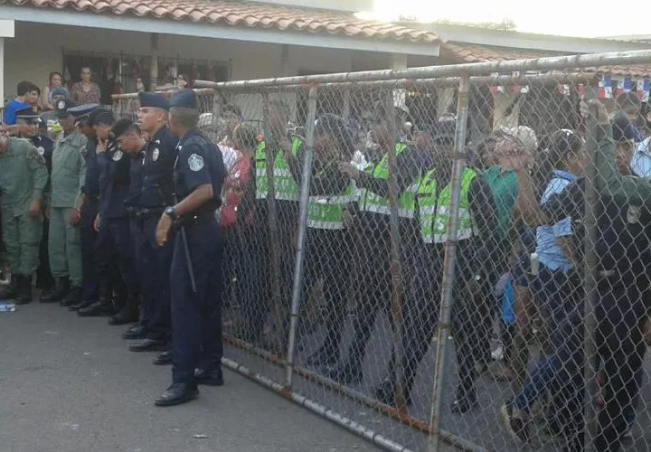 Para el cuerpo de seguridad del presidente Juan Carlos Varela, que tuvo la gran idea de cercar los alrededores del parque de La Villa el pasado 10 de noviembre, alterando el curso del desfile y obstruyendo la vista y circulación de miles de santeños. La gente estaba cabreada, y con razón. ¡Es que esta gente no pega una!