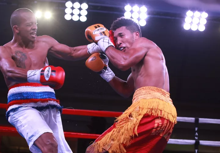 Jonathan Arenas (izq.) regresó al boxeo con un triunfo por nocaut técnico en el quinto asalto sobre Daniel Moreno. Fotos: Anayansi Gamez