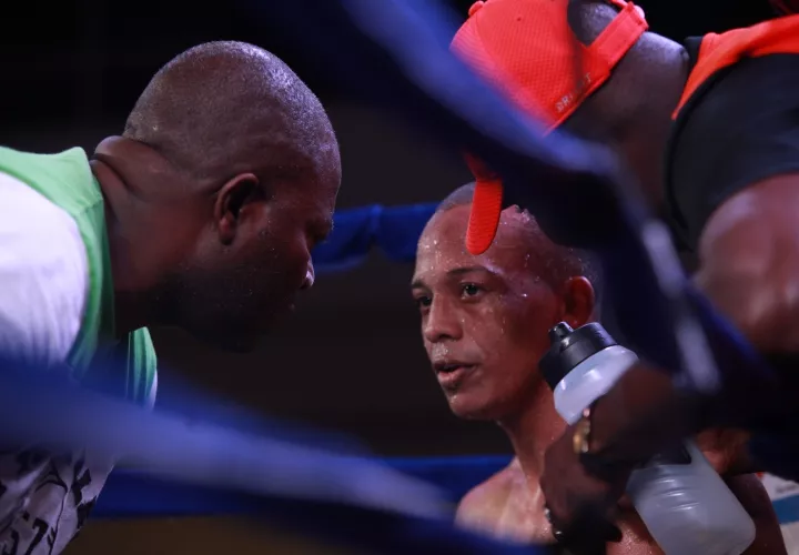 Arenas recibe consejos de los entrenadores José González y José Murillo.