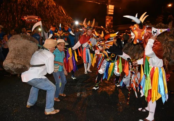 Participación de delegaciones invitadas de toda todo el país, en tamboritos, danzas, puyas, cantaderas, saloma, pila de arroz, bailes populares, etc.  /  Foto: José Adames