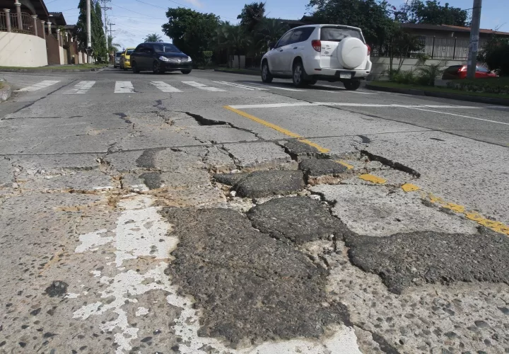 Residentes de Brisas del Golf en San Miguelito reportan que las cuadrillas del Ministerio de Obras Públicas aún no han iniciado la reparación de la vía principal de esta comunidad. Foto Edwards Santos Crítica