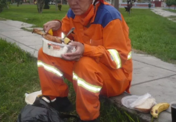 Para aquellos dueños de almacenes que les falta sensibilidad social, porque no tienen sitios adecuados para que sus colaboradores ingieran sus alimentos y los mismos tienen que utilizar estacionamientos, parques y pasillos. 