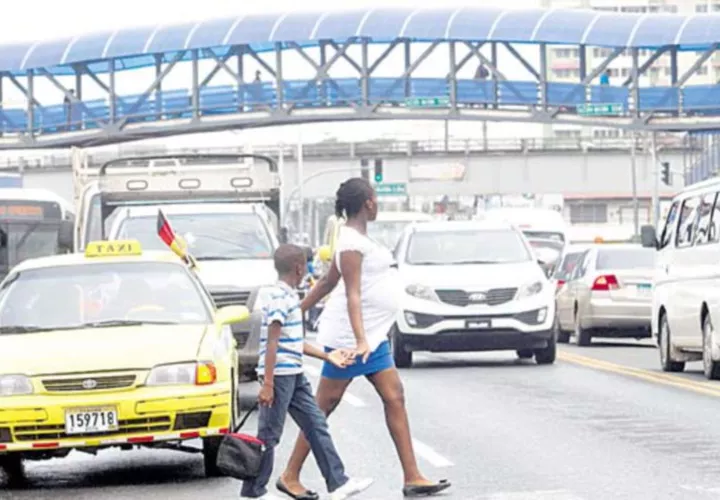 Para aquellas personas que siguen arriesgando sus vidas y la de los demás cruzando debajo de los pasos peatonales y en lugares como los corredores. Deberían colocar inspectores civiles para que puedan sancionarlos.