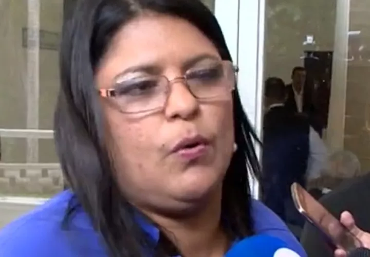 Tania Sterling, fiscal. 