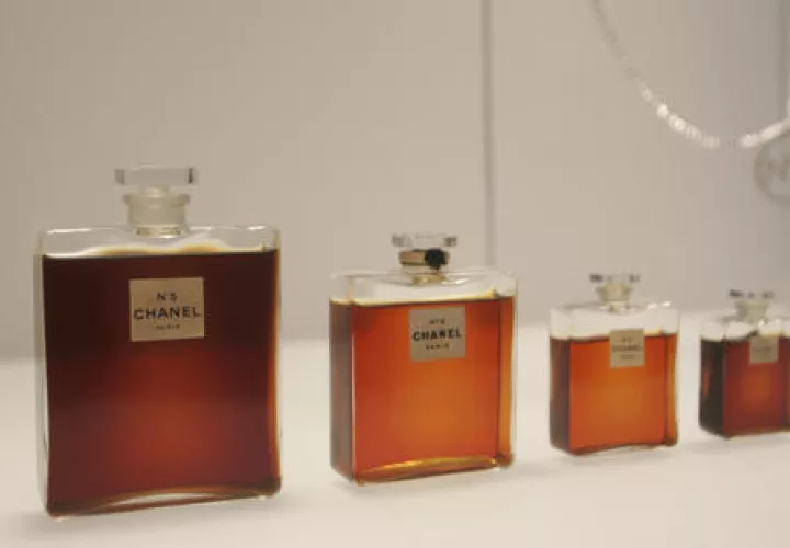 Chanel emitió un comunicado el viernes argumentando que los planes del tren afectarían la producción de sus perfumes más conocidos. / Foto: AP