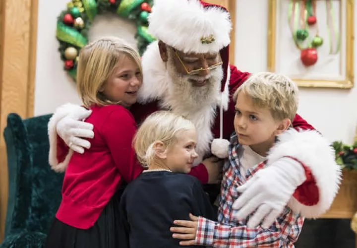 Jefferson informó a WCCO-TV que para él ser este personaje navideño "no es gran cosa", porque "soy Santa, solo que de color".  /  Foto: AP
