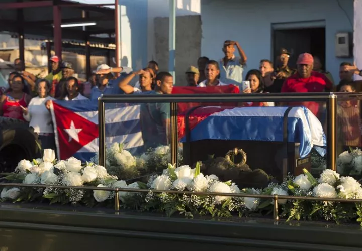 La caravana que traslada los restos del líder de la revolución cubana, Fidel Castro, se dirige hacia el cementerio Santa Ifigenia en Santiago (Cuba) donde los restos del expresidente cubano serán enterrados hoy en una ceremonia privada. EFE