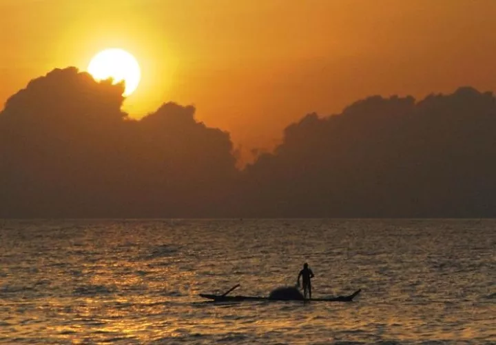 Un pescador indio faena en aguas del golfo de Bengala cerca de Chennai (India). EFE/Archivo