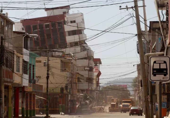 Aspecto de los daños en las estructuras de las edificaciones el pasado martes 19 de abril de 2016, tras un fuerte sismo que sacudió al país, en Portoviejo (Ecuador). EFE/Archivo