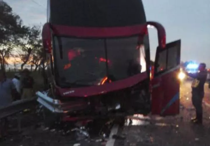 Así quedó el bus después del choque.