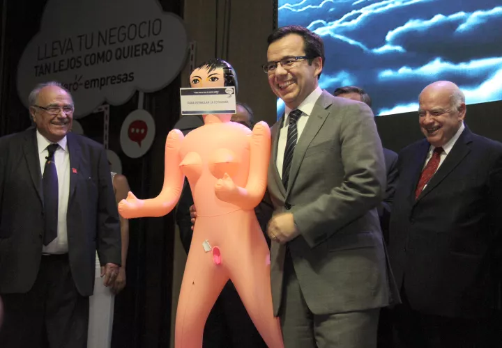 La muñeca desnuda de la Asexma que todos los años regala obsequios singulares a ministros- llevaba un cartelito en la boca con el mensaje: "para estimular la economía". /  Foto: AFP