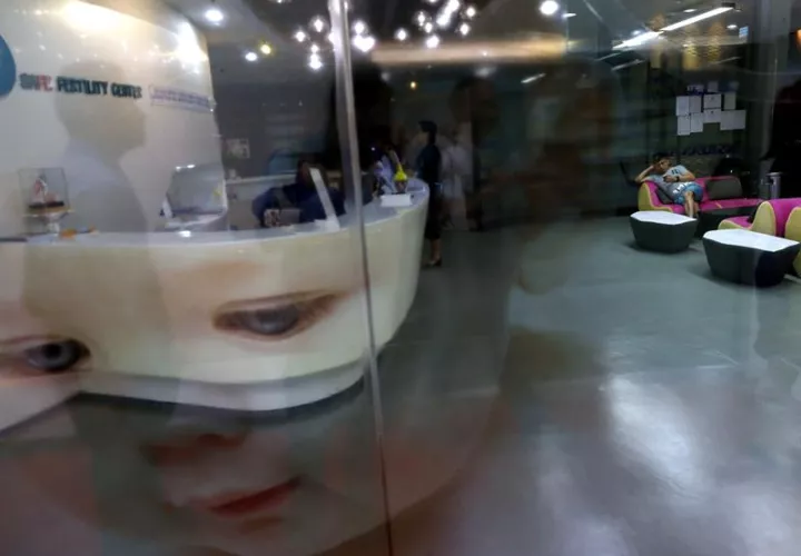 Clientes y empleados en una clínica de fertilidad que ofrece la fecundación in vitro (IVF) en Bangkok (Tailandia). EFE/Archivo