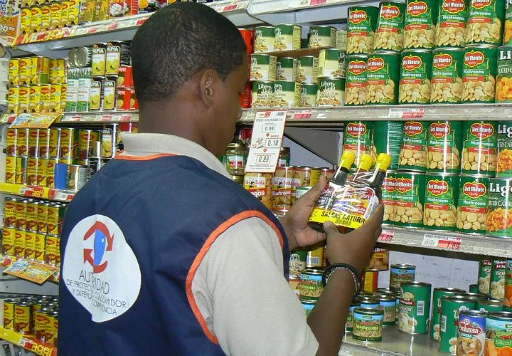 A los comercios al por menor que por viveza o falta de cuidado tienen productos vencidos en sus estanterías, en perjuicio del consumidor. La Acodeco decomisó al menos 1,014 productos vencidos durante un operativo realizado este lunes en varios establecimientos comerciales en la provincia de Chiriquí.