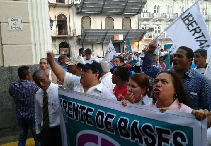 Para todos los activistas de CD y para los panameños que los apoyan en sus constantes protestas para lograr la libertad de los detenidos políticos Riccardo Francolini, Jayson Pastor y Gustavo Pérez. El trabajo que están haciendo en contra de la justicia selectiva y la persecución política del Gobierno es de gran valor.