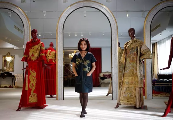 La diseñadora de alta costura china, Guo Pei, durante una entrevista en su estudio de Pekín. EFE