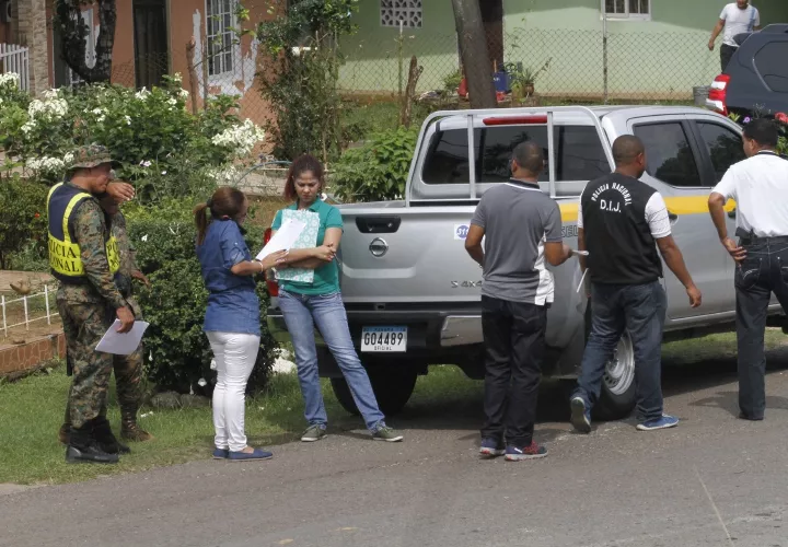 Las autoridades llegaron a la escena del suceso violento.  Foto Edwards Santos Crítica