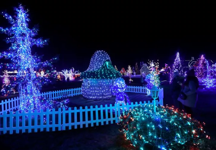 auténtico parque de atracciones creado por Zlatko Salaj en su finca, a una hora de viaje en coche desde la capital croata, en Grabovnica, cerca de Cazma, hoy 17 de diciembre de 2016. EFE Un sueño infantil convertido en un parque navideño con dos millones 