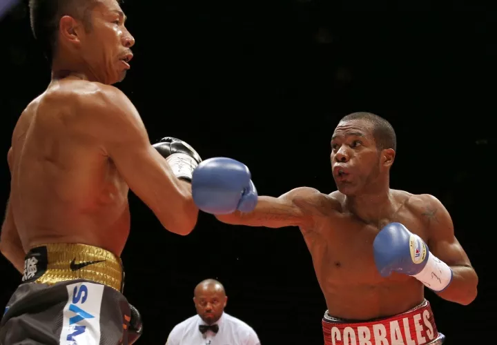 Jezreel Corrales (dcha.) tiene foja de 20-1-0-8 KO. Foto: AP