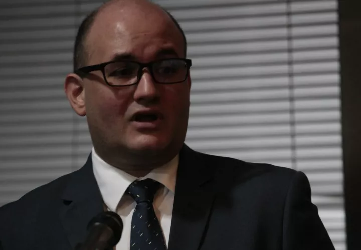 Para el gobierno de Juan Carlos Varela, que pretende meter a una ficha del gobernante partido Panameñista como Alfredo Juncá como magistrado del Tribunal Electoral, con la obvia finalidad de infiltrar la máxima autoridad electoral del país y bloquear candidaturas de figuras de la oposición. ¡Hay que estar alertas!