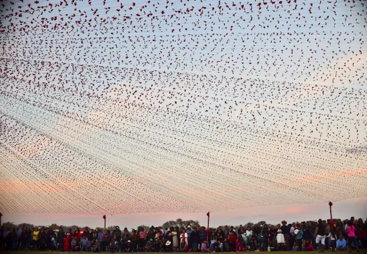 Rubi, un adolescente mexicano de una pequeña ciudad, recibió a miles de invitados para su fiesta de cumpleaños número 15, después de que la invitación de video de sus padres al acontecimiento histórico fuera viral en línea. /  Foto: AFP
