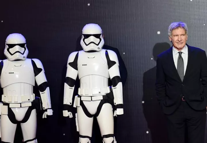 El actor estadounidenses Harrison Ford (d) posa junto a soldados imperiales en la alfombra roja en el prestreno de Star Wars en Leicester square en Londres, Reino Unido. EFE/Archivo