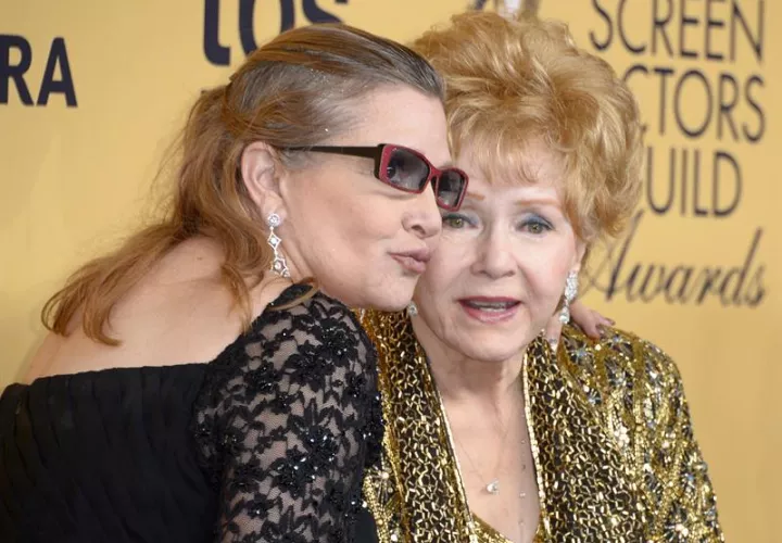 La actriz estadounidense, Debbie Reynolds (d), junto a su hija, la recientemente fallecida actriz Carrie Fisher. EFE/Archivo