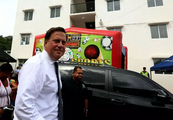 Para el presidente Juan Carlos Varela, que justificó nuevamente el aumento de salario a los policías, que para los rangos más altos llega hasta los $800 de un solo plumazo. La medida de Varela llegó en momentos en que la ciudadanía está criticando duramente a la policía por los altos niveles de inseguridad.