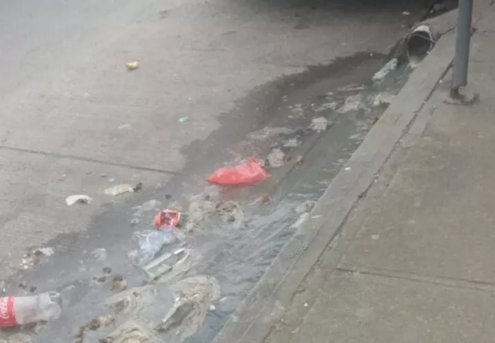 Moradores de la calle Bocas del Toro en El Chorrillo reportan que desde hace años tienen problemas de aguas negras, y las autoridades no resuelven esta problemática.