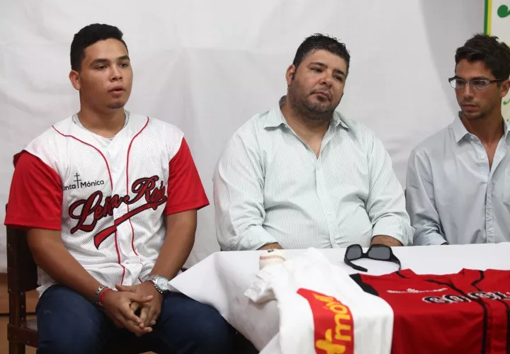 Julio Goff, el primer abridor, y Frank Terracina, el presidente de la liga.