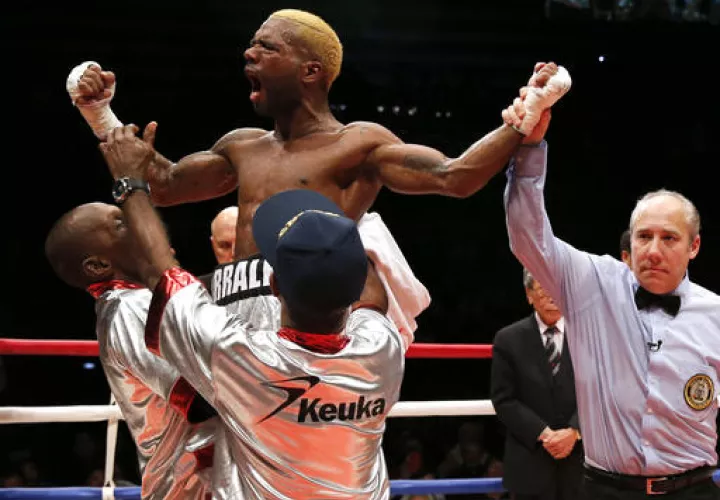 El campeón panameño Jezreel Corrales celebra al ser declarado ganador por el árbitro en su pelea por el título de boxeo super peso pluma de la AMB contra el retador japonés Takashi Uchiyama en Tokio.  /  Foto: AP
