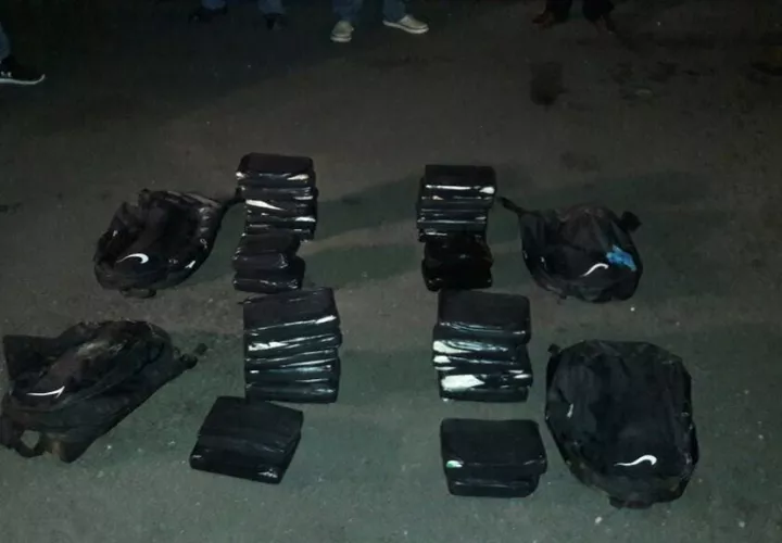 La droga se encontraba forrada con plástico de color negro. /  Foto: @ProtegeryServir