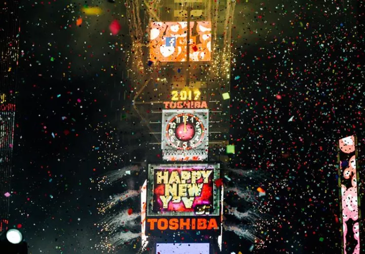 La bola bajó iluminada con sus luces ecológicas de color rojo, azul, verde y blanco, creando así un impresionante caleidoscopio. EFE