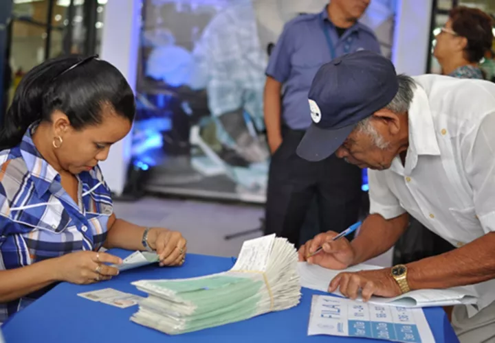 A los jubilados y pensionados. Algunos cheques correspondientes a la primera quincena de enero de 2017 presentarán inconsistencia en cuanto a los montos en números y letras que salen ilegibles, informaron autoridades de la CSS. Según la entidad, se ha coordinado con el Banco Nacional para que se hagan efectivos. 