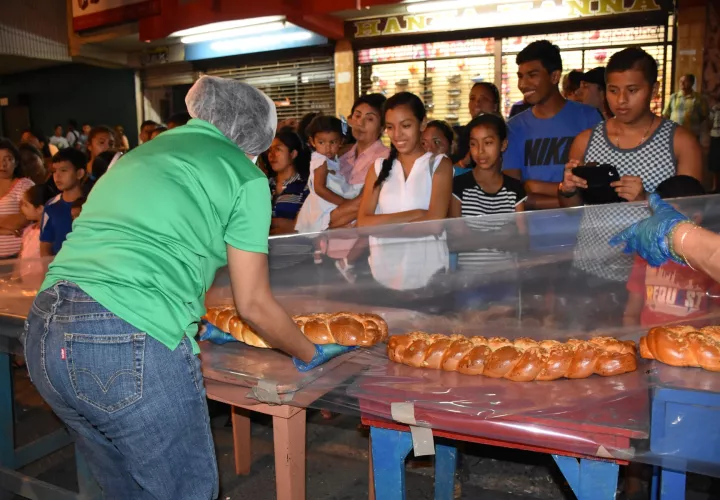 La elaboración de la rosca se hace gracias al valioso apoyo de instituciones y de empresas.  /  Foto: José Adames