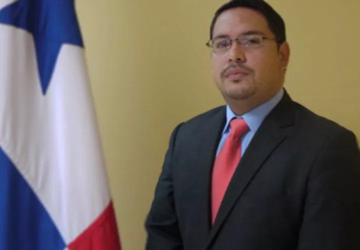 Para el director de la Autoridad del Tránsito, Julio González, y el resto de las cabezas de esa institución, luego de salirse con un aumento del mil por ciento en el registro único vehicular, un sablazo que diseñaron y presentaron sin ninguna consulta previa a la ciudadanía. Tremendo golpe al bolsillo de los panameños.