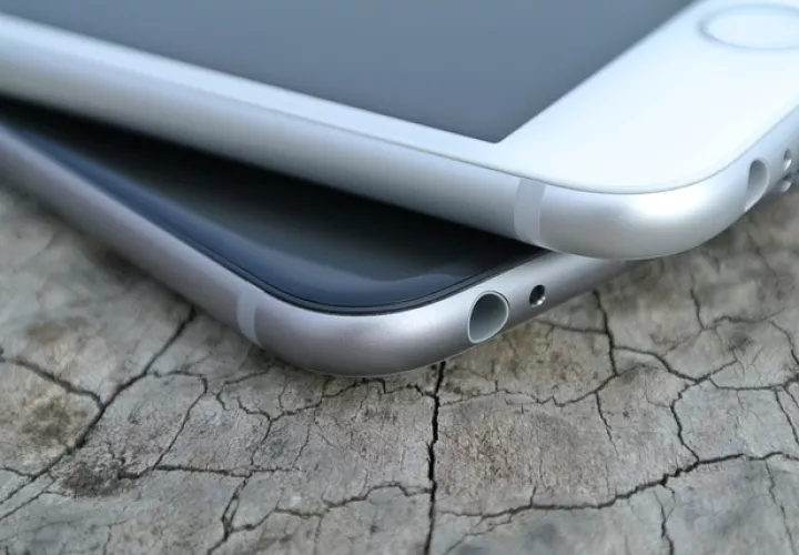 Los documentos filtrados de la patente muestran lo que parece un 'smartphone' grande que puede doblarse. /  Foto: Ilustrativa Pixabay