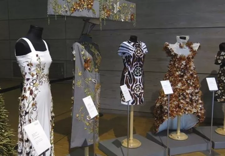 Un conjunto de 16 trajes confeccionados con vegetales de la huerta riojana de Calahorra dan vida a "Verduras de moda.  /  Foto: EFE